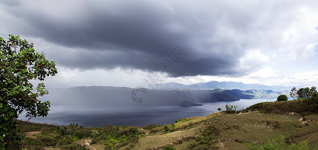 降水房子火山天空村庄异国情调热带绿色鸟羽风景图片