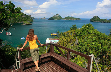 年青妇女站立在忽略处 Mae Koh岛旅行海岸线蓝色海岸女士热带海滩海湾国家盐水图片