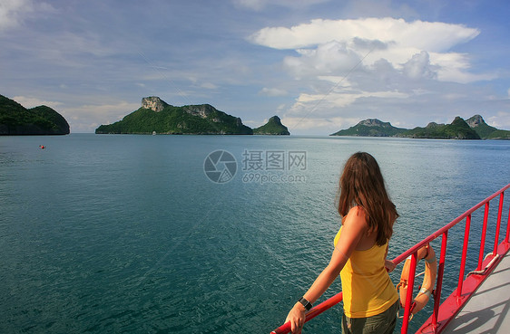 年轻女性在船上欣赏景色 昂钟全国马林国家森林旅行尾巴海滩蓝色海洋海景公园海湾图片