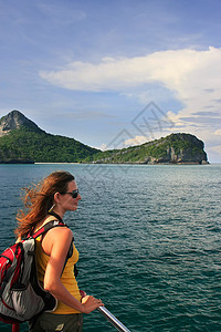 年轻女性在船上欣赏景色 昂钟全国马林女士公园尾巴海湾海洋海滩丛林热带国家森林图片