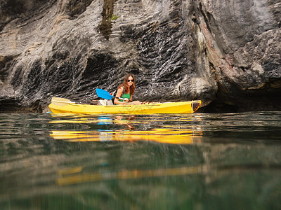 泰国安通国家海洋公园的年轻女子皮眼车 泰国丛林洞穴岩石女士森林蓝色海景游客编队海岸图片