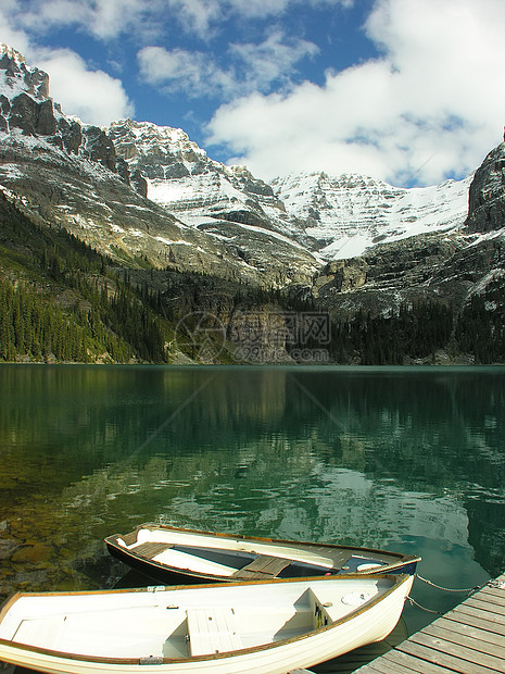 在加拿大约霍国家公园OHara湖的木制船只冰川高原树木森林码头甲板独木舟蓝色荒野椅子图片
