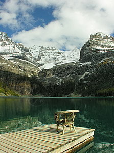 加拿大Yoho国家公园OHara湖木制码头的座椅国家码头冰川甲板松树椅子风景高原反射荒野图片