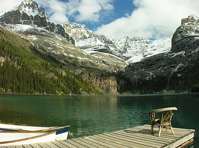 加拿大Yoho国家公园OHara湖木制码头的座椅反射码头冰川椅子风景松树国家高山公园蓝色图片