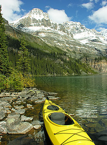 加拿大约霍国家公园OHara湖黄皮艇天空公园高山高原树木蓝色荒野风景反射皮艇图片