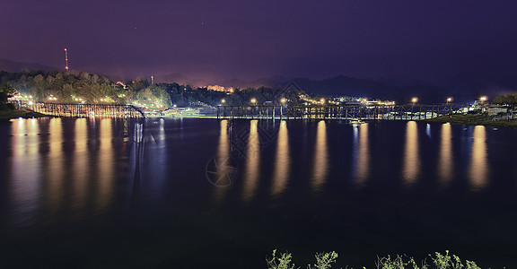 黑暗之夜的平静湖图片