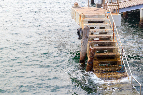 楼梯港港口古董漂浮旅行脚步栅栏途径海洋池塘支撑图片