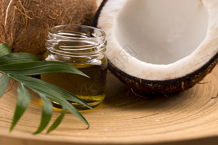 椰子和椰子油化妆品疗法治疗中心竹子可可水疗精神芳香白色图片
