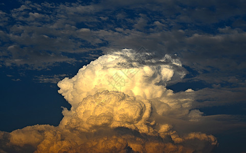 深蓝天空中的蘑菇云图片