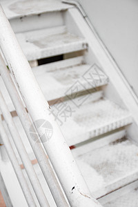 白色金属楼梯背景图片