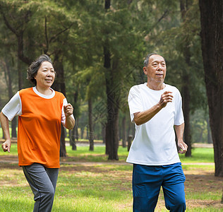 快乐的老年情侣一起在公园里慢跑图片