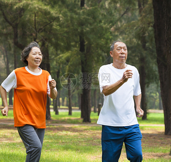 快乐的老年情侣一起在公园里慢跑图片