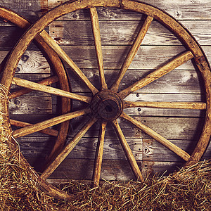 旧木轮在干草上旅行木材古董历史车皮手工风化大车车辆运输图片