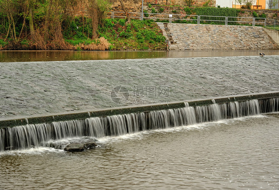 韦尔在河边流动瀑布河道水路急流水电溪流大堤力量溜槽图片