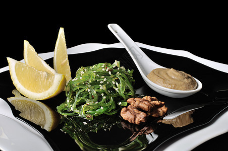 Chuka海藻沙拉加花生酱早餐小吃烹饪芝麻海鲜午餐坚果盘子海藻自助餐图片