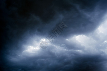 下雨前的云天暴雨草地天气戏剧性危险场景地平线雷雨海洋场地天空图片