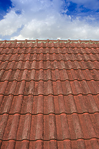 蓝色天空 带毛云的铺垫屋顶红色建筑卵石住宅红陶橙子黏土材料建筑学条纹图片
