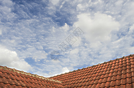 蓝色天空105号 有毛云蓝云的铺垫屋顶平铺建筑学卵石房子条纹橙子红色建筑红陶黏土图片
