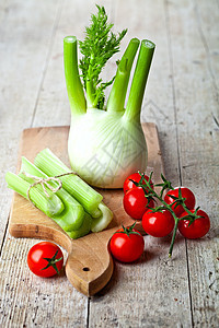 新鲜有机纤维 大菜和西红柿香料健康芳香烹饪茴香红色蔬菜绿色木板食物图片