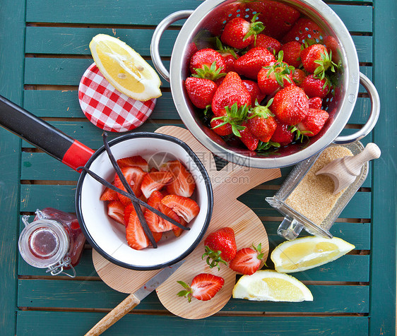 用新鲜草莓煮菜果酱食物乡村绿色红色香草果味烹饪柠檬食谱图片