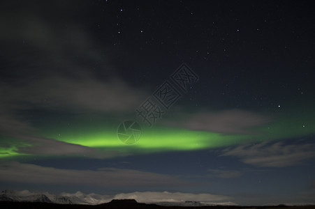 冰地天空的北光谷仓极光气氛星星科学电离天文学漩涡场地北极星图片