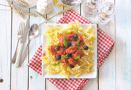 意大利意大利面食盘晚餐黑色餐厅红色胡椒天线盘子食物美味图片