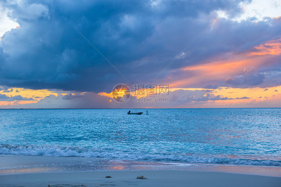 特克斯和凯科斯普罗维登夏莱斯日落橙子假期旅行海岸旅游蓝色海洋海岸线帆船海浪图片