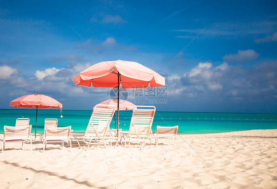 带雨伞和沙椅的热带空沙滩荒地天堂观景海滩海岸线休息室天空蓝色沿海情调海景旅行晴天图片