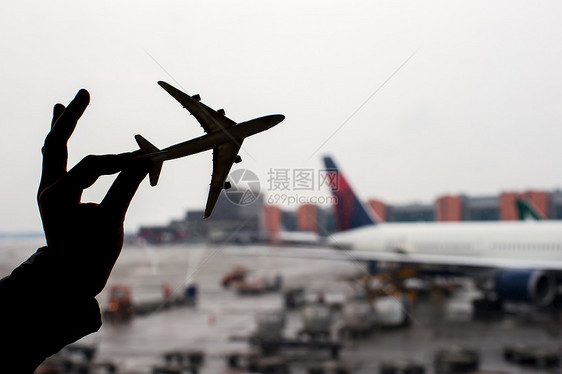 关于机场背景的小型飞机模型的休光片Sulhouette喷射广告飞机场乘客商务旅行运输航空玩具翅膀图片