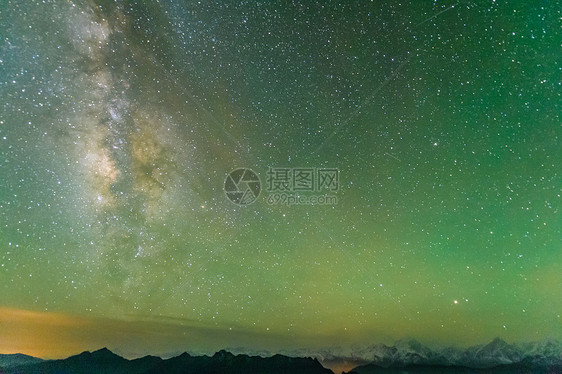 明雅孔卡雪山银河图片