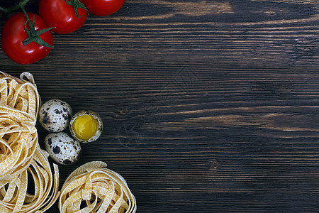 意大利在生锈木材上的意大利意面食谱成分糖类高架面包棒面条营养调味品胡椒香料草本植物厨房图片