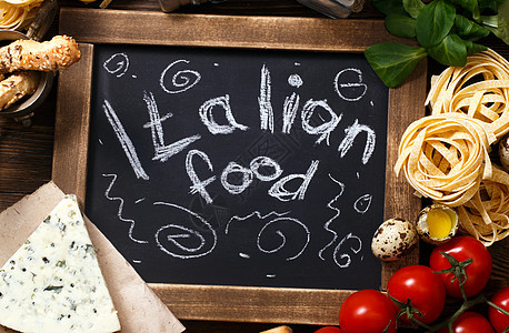 意大利用旧木本面的意大利食品和黑板饮食香料草本植物调味品高架厨房面包棒烹饪食谱面条图片