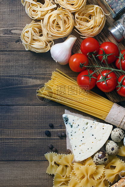 意大利在生锈木材上的意大利意面食谱成分胡椒调味品面包棒草本植物厨房饮食糖类烹饪香料面条图片