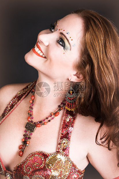 红色的贝贝舞者青铜舞蹈家珠饰女士传统亮片艺术珠子化妆品娱乐图片