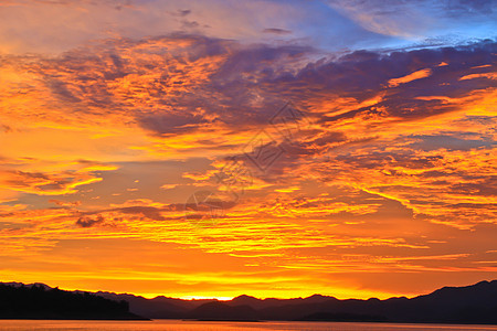 日落与美丽的云朵蓝色天空橙子海岸海洋海岸线反射魔法阳光太阳图片