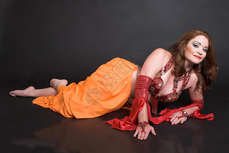 红色的贝贝舞者胸衣艺术家形式娱乐舞蹈家肚皮珠饰珠子橙子演员图片