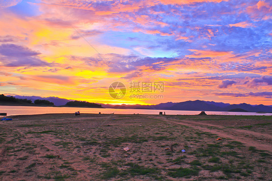 日落与美丽的云朵天际反射海岸地平线海岸线海浪戏剧性橙子阳光镜子图片