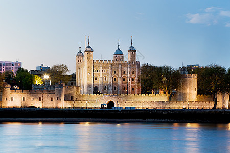 英国伦敦塔 皇家宫殿和堡垒在晚上举行图片