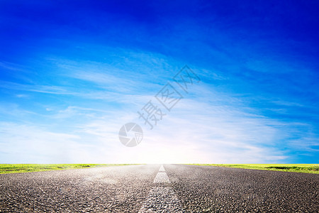 漫长的空沥青路 通向太阳的公路图片