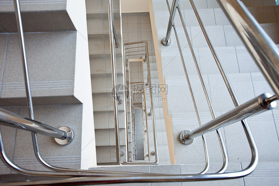 带有金属护栏的楼梯出口白色倾斜度远景孤独中心标准建筑水平照片图片
