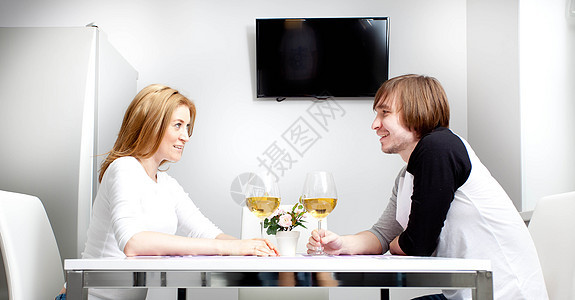快乐的情侣女士喜悦男朋友奢华成人桌子女性食物女朋友咖啡店图片