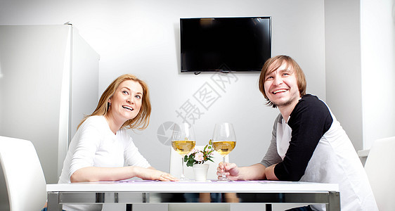 快乐的情侣喜悦照片女士奢华女孩食物男人微笑女性餐厅图片