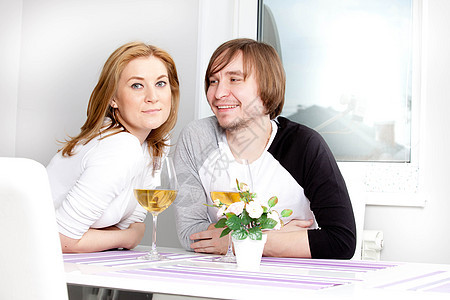 快乐的情侣女性女朋友喜悦食物男人女士男朋友照片饭厅夫妻图片