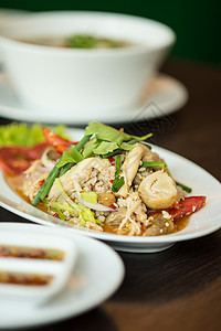 炸猪肉加甜辣椒 泰国菜午餐食物盘子草本植物烹饪油炸红色美食香料蔬菜图片