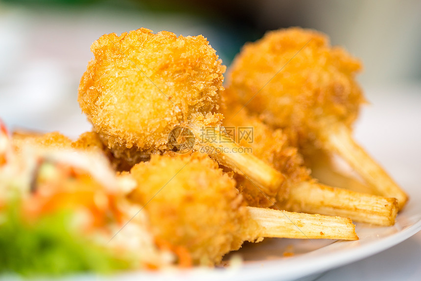 甘蔗切开的炸熟虾或ChaoTom美食土豆面条橙子辣椒蒸汽油炸筷子蔬菜桌子图片