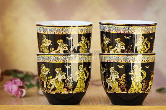 美丽的茶杯和酱汁蓝色东西传统制品商品陶瓷飞碟生活金子古董图片