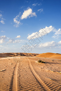 瓦希巴阿曼沙漠假期痕迹蓝色曲目小径旅行旱谷沙丘天空图片