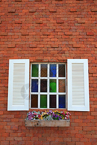 窗口和花框建筑开窗盒外观花园砖墙植物玻璃白色住宅小区花坛图片