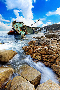 沉船 货船海浪海滩血管石头海景海洋天空运输日落海岸线图片