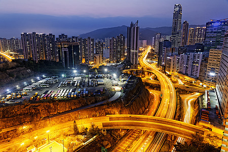 夜间在香港的交通时间高峰景观城市中心速度街道摩天大楼公共汽车市中心图片